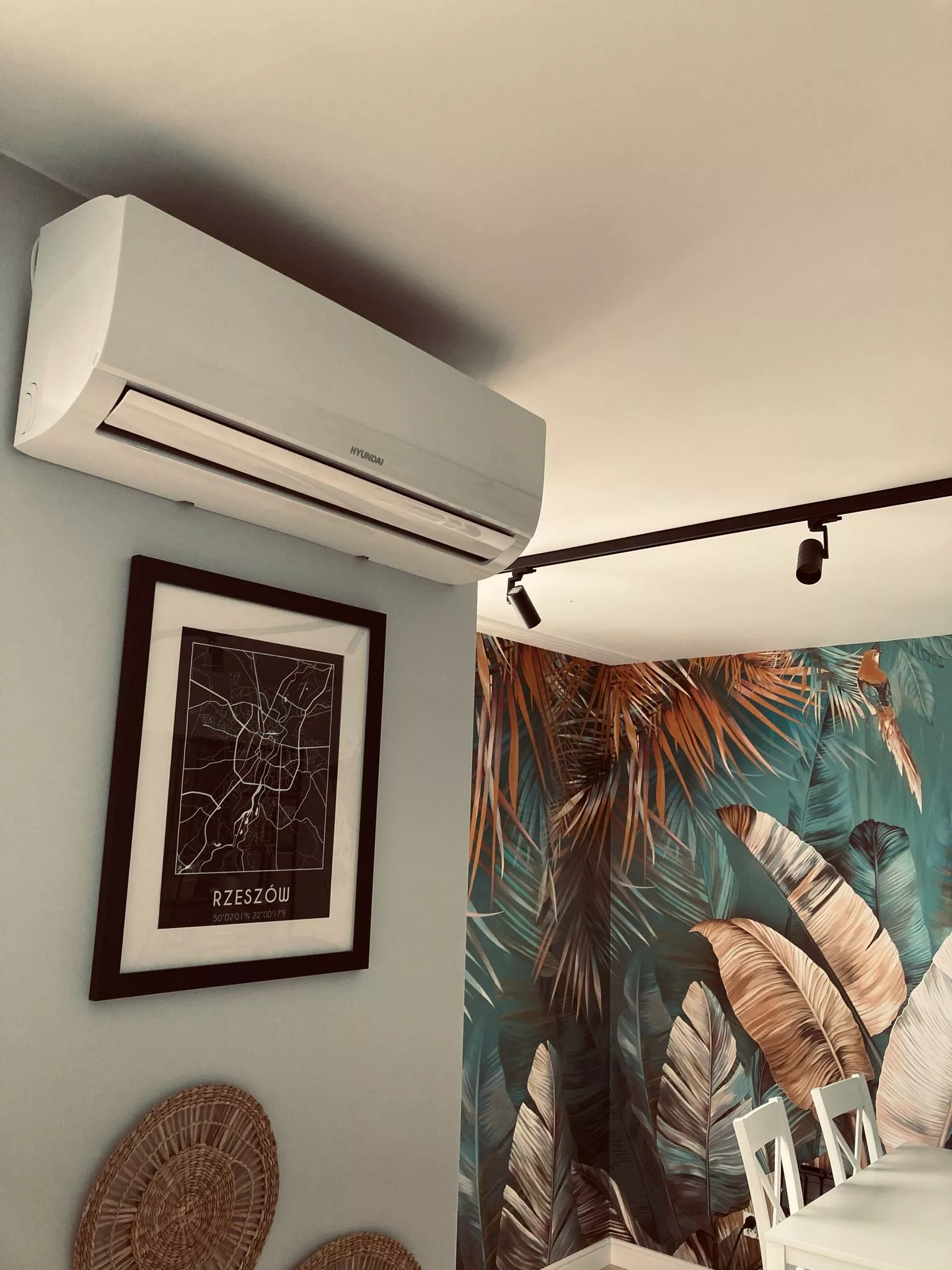 Klimatyzator ścienny zamontowany w salonie – Rzeszów